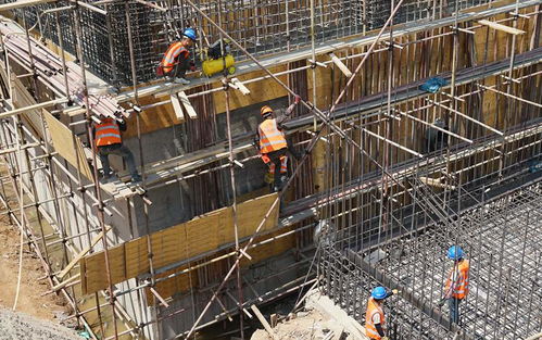 為按期完成施工進度 這群勞動者的午休是這樣的